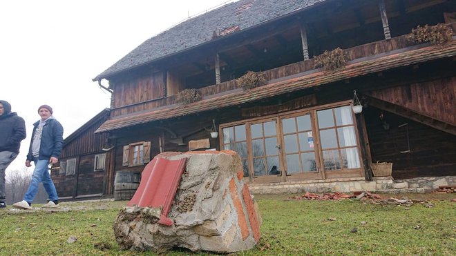 Više od 350 godina stara kuća OPG Korablja Tišinić dosta je oštećena, pali su dimnjaci i oštetili krov, a jedan se čak probio i u unutrašnjost kuće/Foto: Mario Barać