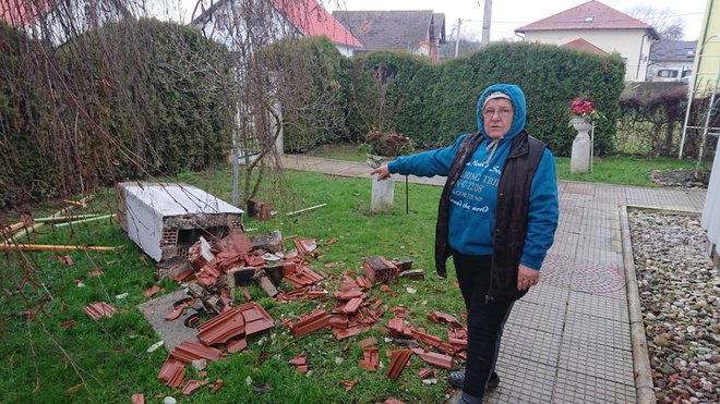 Marica Brkanac iz Taborišta od potresa spava u autu. Kuća joj je jako oštećena, svi su joj zidovi popucali, potkrovlje je uništeno i strahuje kako bi sve moglo srušiti ako udari još jedan manji potres/Foto: Mario Barać