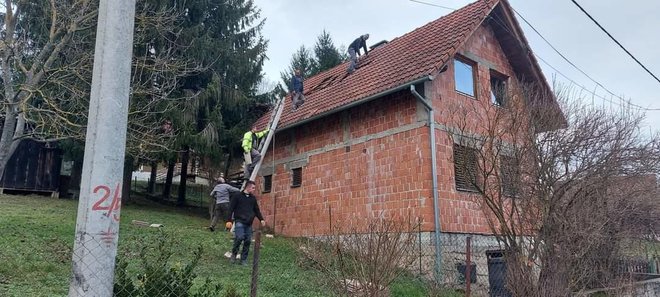 Vlasnici raznih tvrtki iz Pakraca i Lipika popravljaju krov jednoj obitelji u Taborištu/Foto: Matko Pečanić/ Facebook