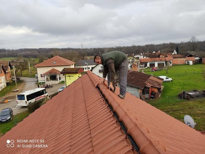 Ljudi iz Pakraca i Lipika krovove su popravljali unatoč kiši i lošem vremenu/Foto: Matko Pečanić/ Facebook