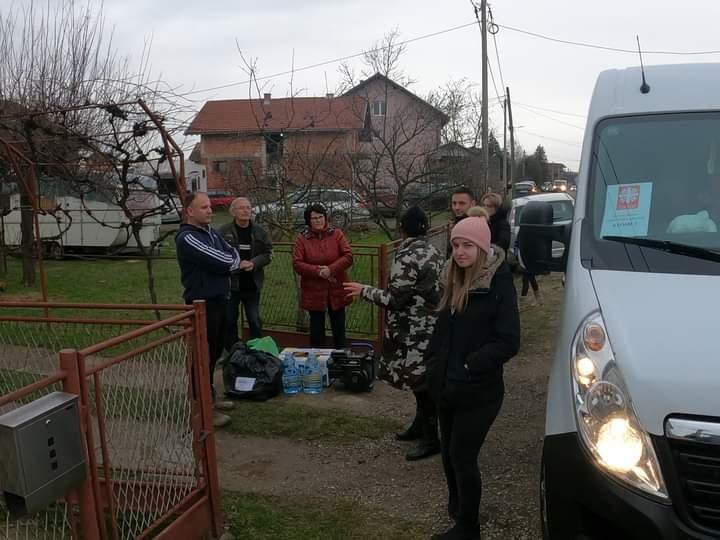 Fotografija: Neki su ljudi u subotu prvi put dobili pomoć i to upravo od volontera Caritasa Župe sv. Antuna Padovanskog iz Bjelovara nekim su ljud