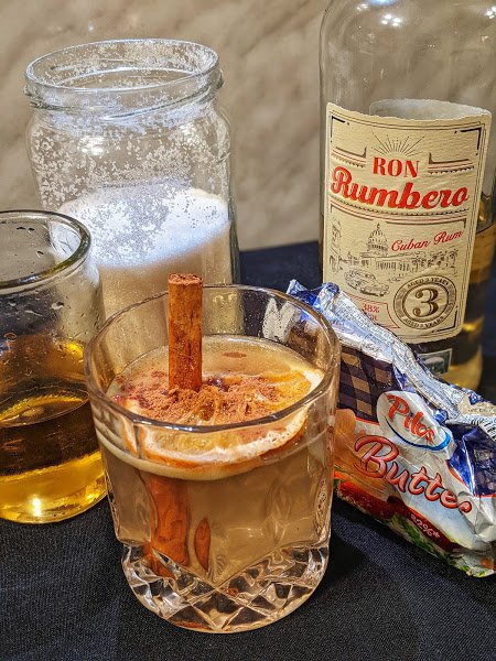 Denis je za ovaj koktel koristio Rum Rumbero, šećer, maslac, cimet, muškatni oraščić, dehidriranu naranča i svoj sirup od vanilije/Foto: Denis Vlahovac