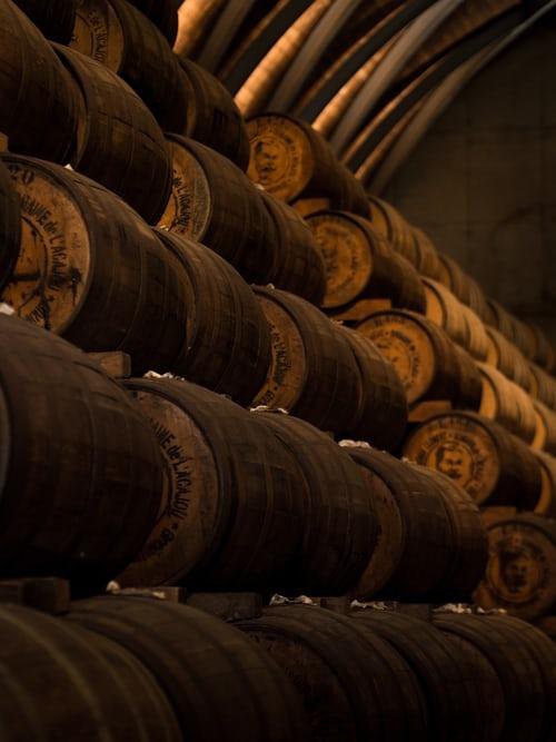 Rum, baš kao i viski, može stajati u bačvama i nekoliko desetljeća/Foto: Unsplash