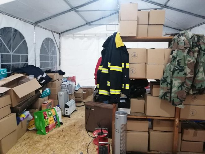 U šatoru su paketi s hranom, grijalice i ostala humanitarna pomoć/foto: Udruga Jedni za druge Općina Sirač
