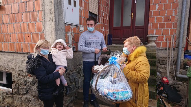 Gradonačelnica Pakraca obišla je obitelj Krivačić čiji je sin Luka prvi Pakračanin rođen u 2021. godini i donijela im darove za prinovu/Foto: Mario Barać