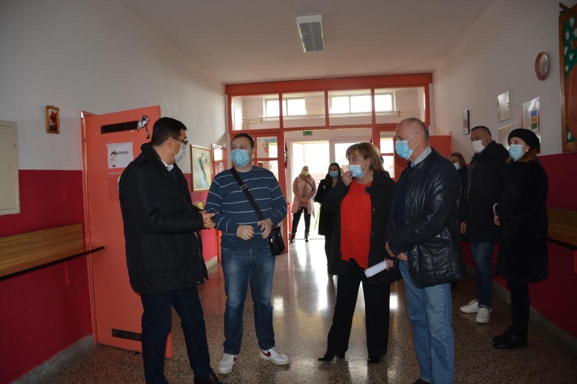 Fotografija: Bjelovarsko-bilogorski župan Damir Bajs obišao je sa svojim suradnicima Područnu školu u Dapcima na području Čazme/Foto: BBŽ