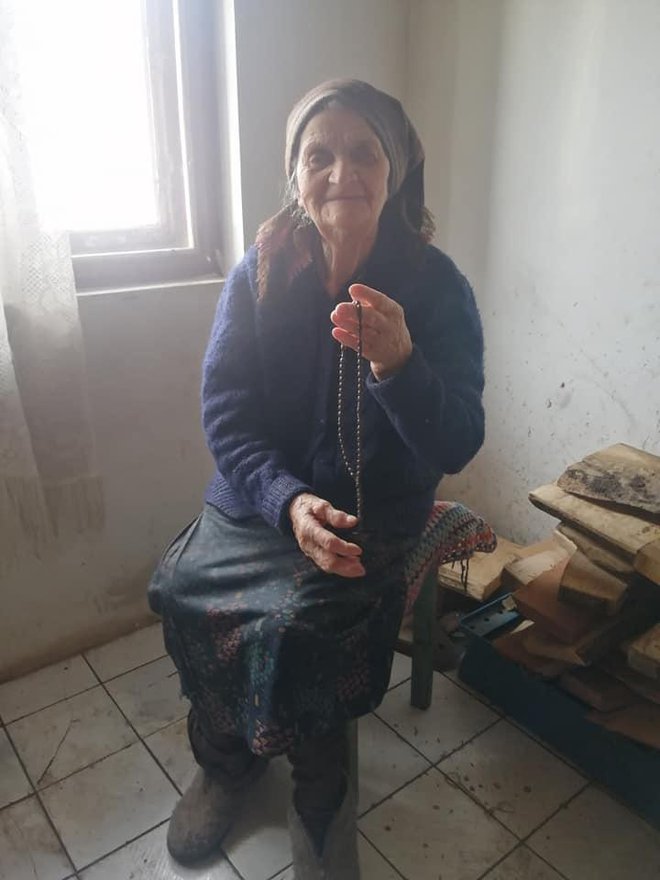 Baka živi sama u trošnoj i polurazrušenoj kući koju ne želi napustiti/Foto: Jedni za druge Općina Sirač
