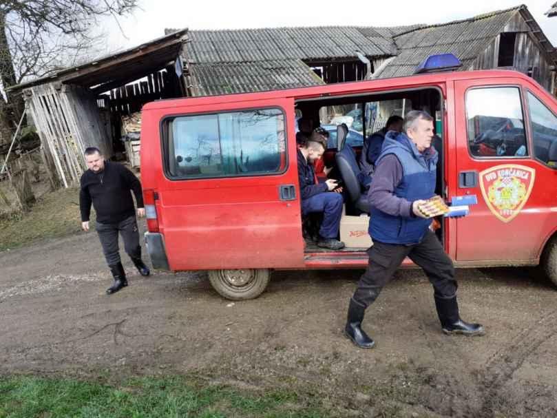 Fotografija: Vatrogasci s područja općine Končanica dijele donacije u Majskim Poljanama