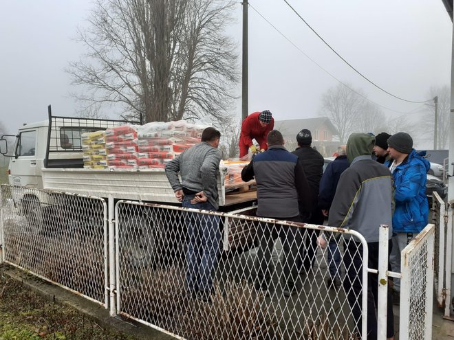 Vatrogasci s područja općine Končanica iskrcavaju donaciju građevinskog materijala u Maloj Gorici
