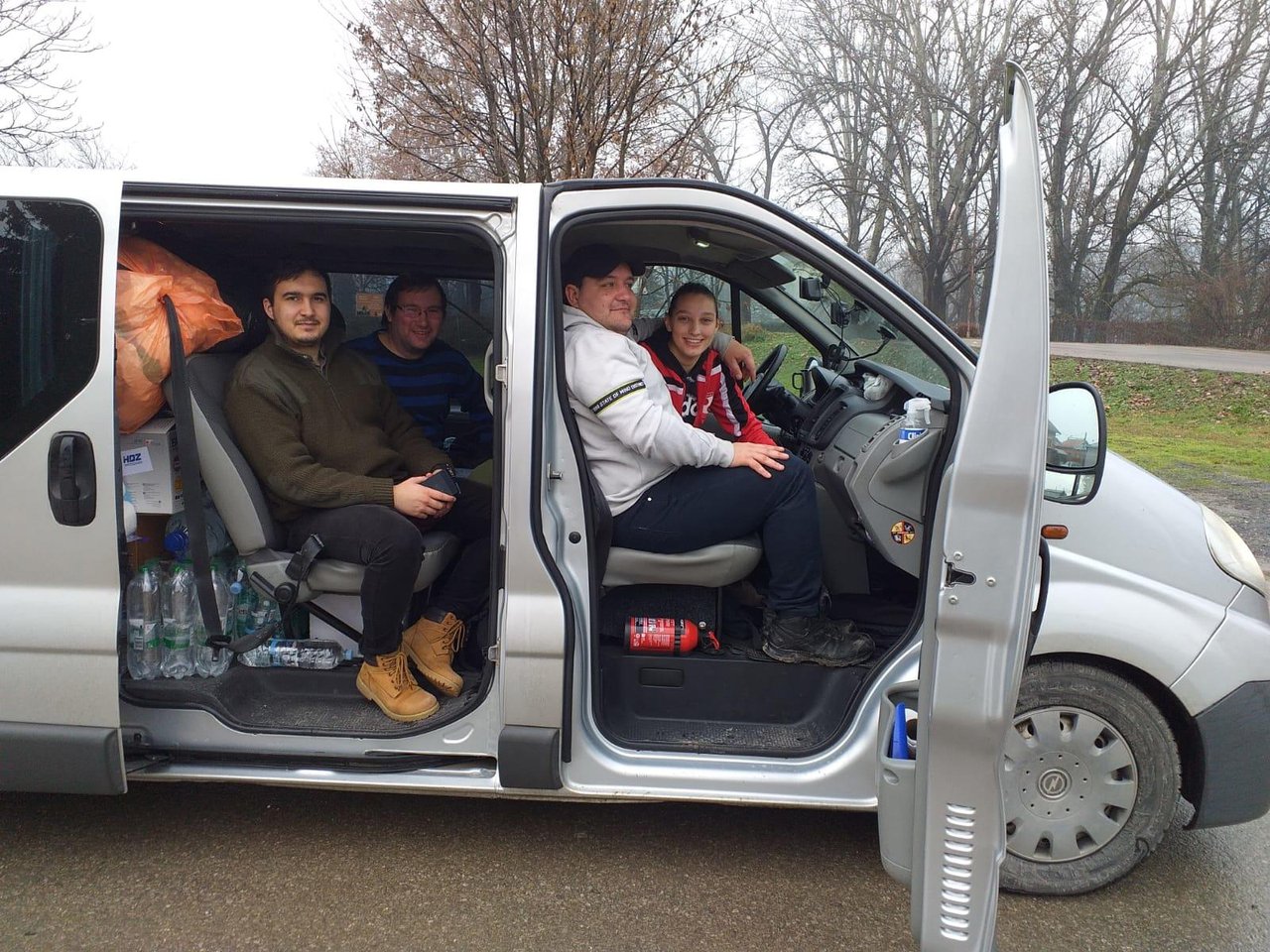 Fotografija: Članovi Mladeži HDZ-a s kombijem punim humanitarne pomoći odlaze put Petrinje i okolnih mjesta/Foto: HDZ Bjelovar
