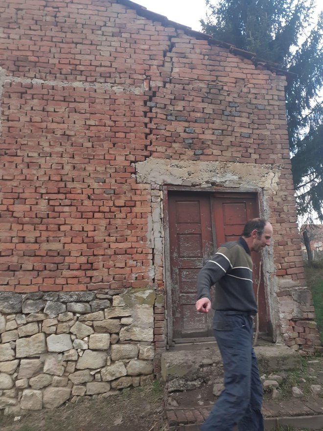 Potreseni vlasnik pokraj svoje kuće na kojoj su zidovi popucali/Foto: Općina Đulovac