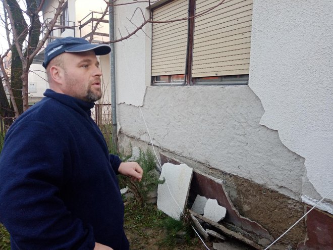Dalibor Štrajcar pogleda oštećenja na svojoj kući / Foto: Deni Marčinković
