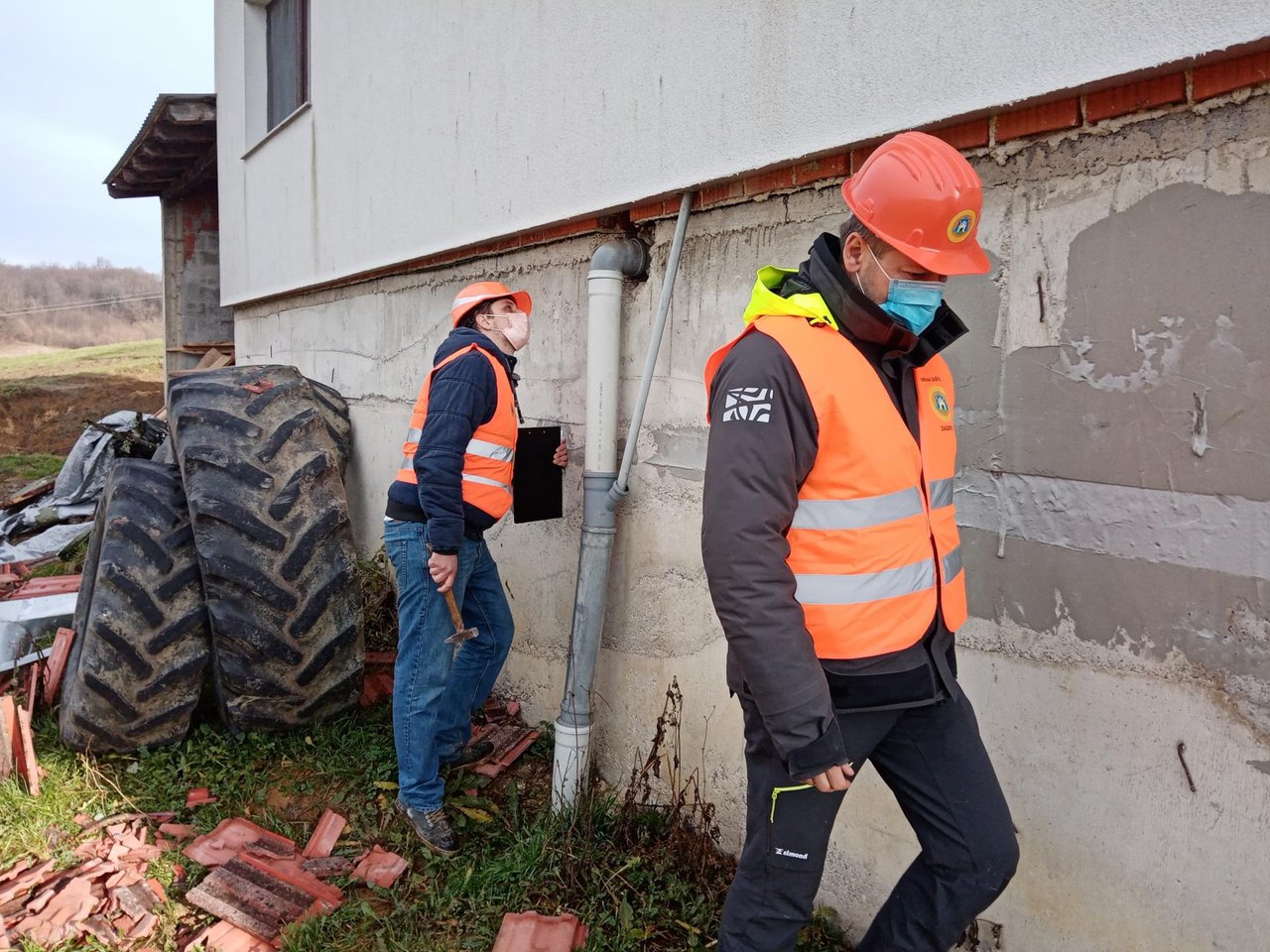 Fotografija: Radnici M Plana ispituju statiku na kući obitelji Škornjak u Strašniku / Foto: Deni Marčinković