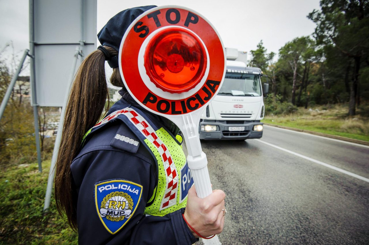 Fotografija: Policija pojačano kontrolira promet kako bi se spriječile nesreće s najtežnim posljedicama/Foto: Nikša Stipaničev/CROPIX