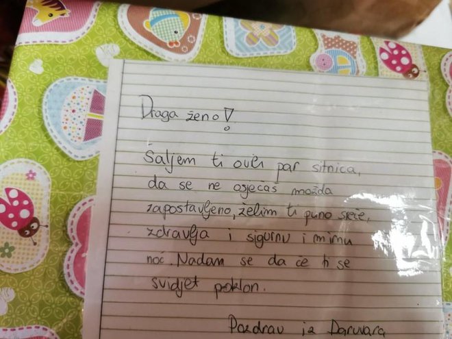 Poruka koju je jedna Daruvarčanka nalijepila na kutiju s poklonom za ženu iz Banije/Foto: Andrijana Vinković