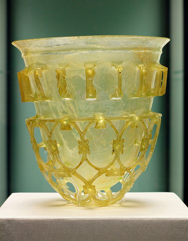 Diatretum je rimska staklena posuda od dva sloja stakla. Vanjski sloj je izrezan u ukrasnu mrežicu, ovaj je izložen u muzeju u Münchenu/Foto: Javno dobro / Wikipedia