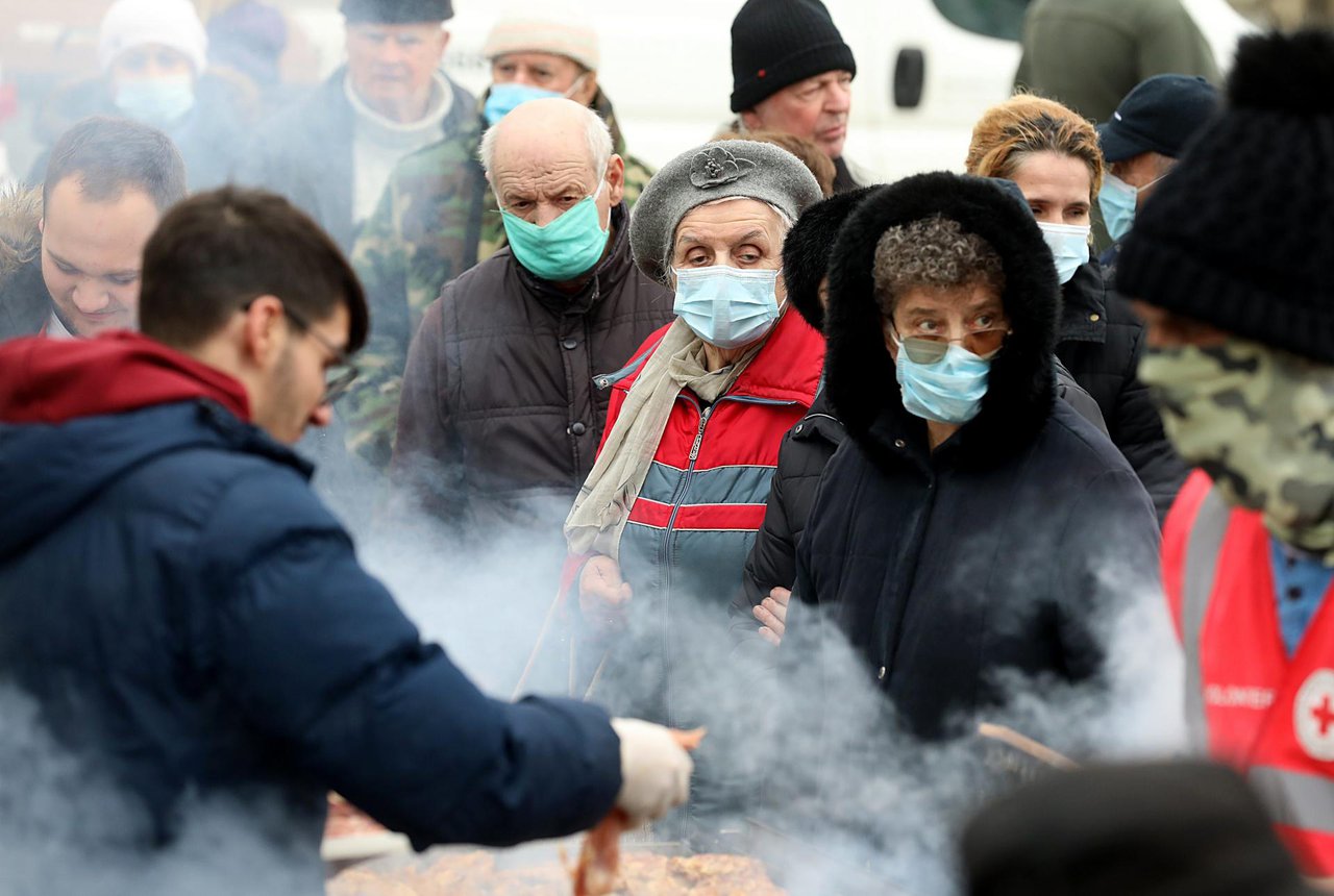 Fotografija: Podjela toplog obroka za stradale u potresu u Petrinji/Foto: Damjan Tadić/CROPIX