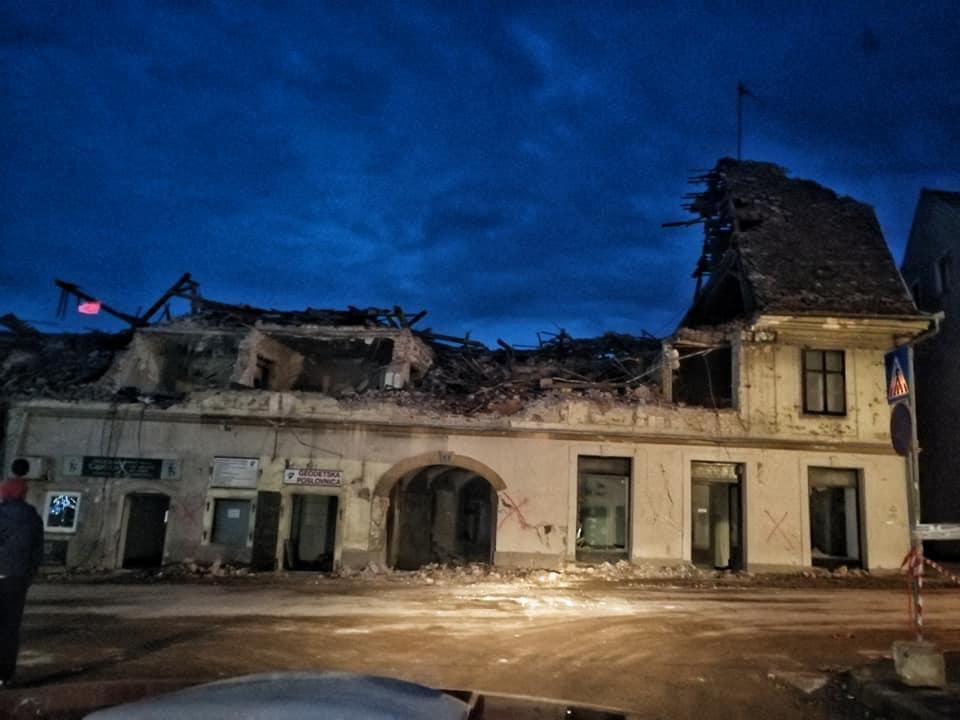 Fotografija: Potresne fotografije potresom razrušenih objekata koje su snimili članovi siračke udruge/Foto: Udruga Jedni za druge Općina Sirač