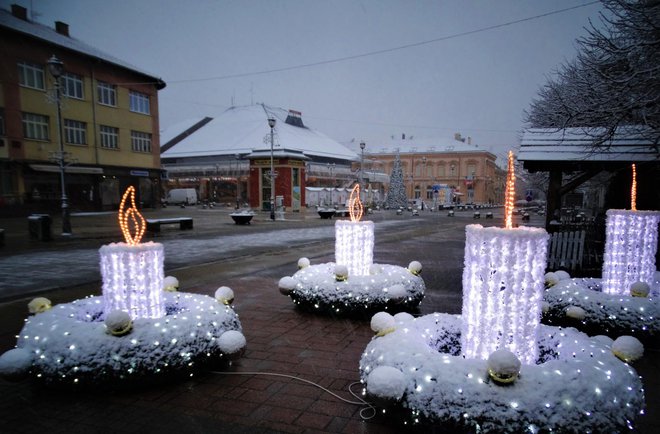 Adventske svijeće u sniježno predvečerje/Foto: Nikica Puhalo