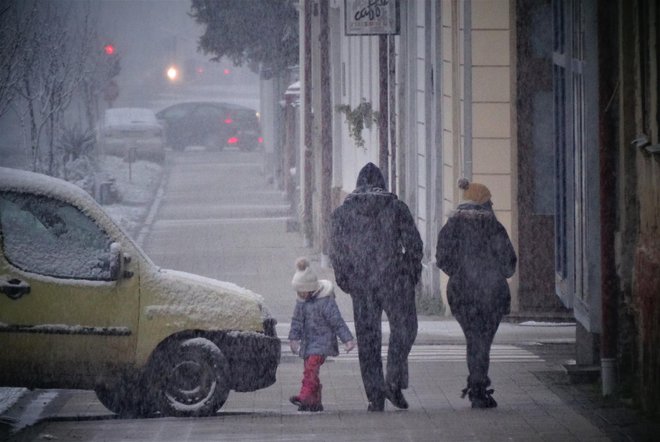 Djevojčica je šetala s roditeljima po snijegu.../ Foto: Nikica Puhalo