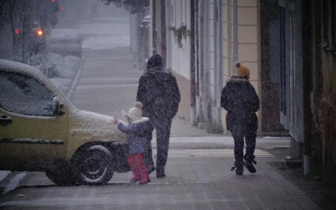...pa je zastala i odlučila skupiti snijeg s automobila i napraviti grudu/Foto: Nikica Puhalo