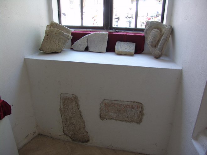 Ploče su značajan nalaz, jer takvih zapisa nije pronađeno puno, nalaze se u Daruvaru, uzidane u dvorišnom zidu dvorca a ove dvije su bile dva desetljeća "nevidljive"/Foto: Vlatka Daněk
