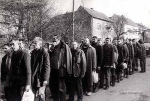 Zatočenici logora Bučje čekaju razmjenu 16. siječnja 1992. godine/Foto: Wikipedia