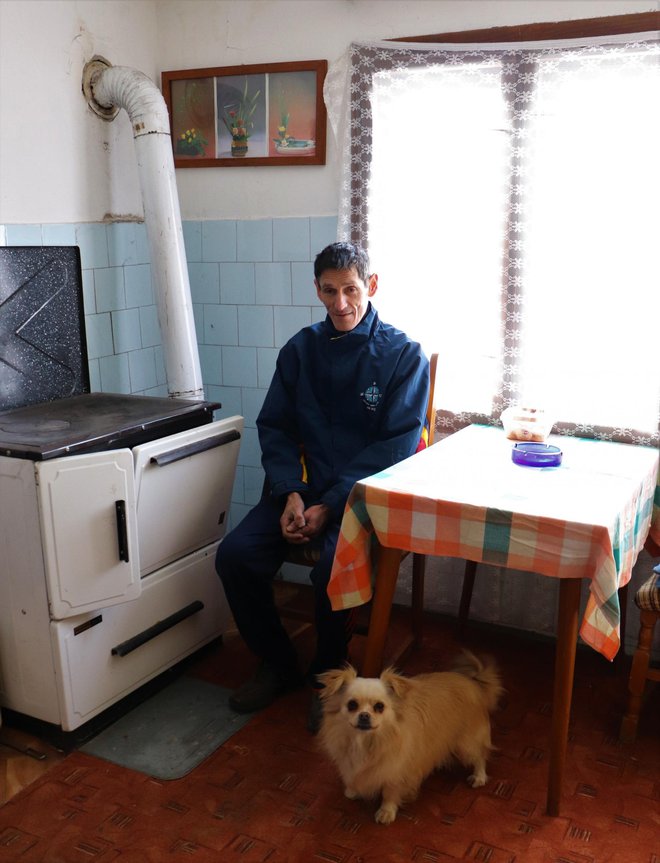 Boris Đurđević grije se pokraj stare peći za kuhanje na drva/Foto: MojPortal.hr