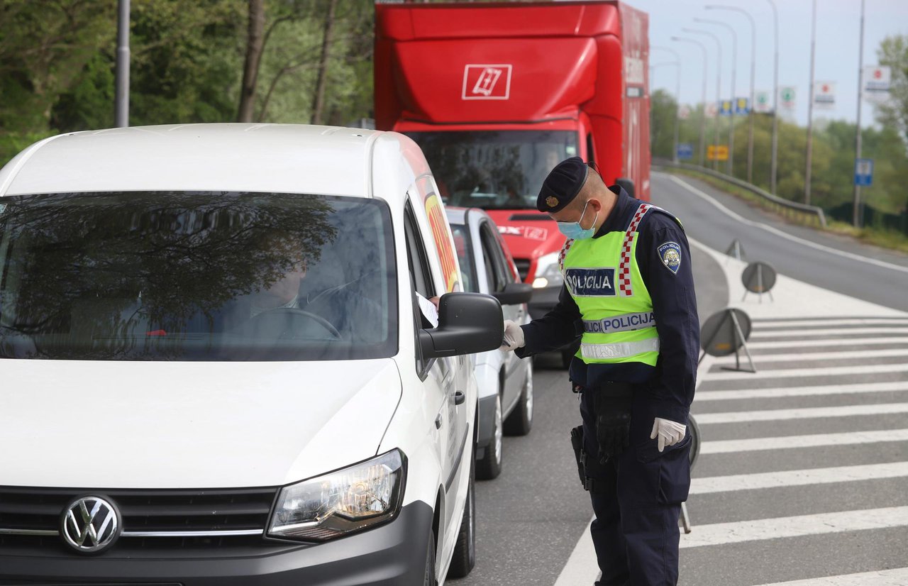 Fotografija: Policajci PU bjelovarsko-bilogorske danas su nadzirali voze li roditelji svoju djecu pravilno u autosjedalicama/ Foto: Željko Hajdinjak/CROPIX (ilustracija)