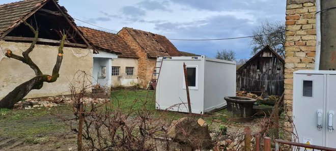 Kuća nije za stanovanje pa se spava u kontejneru u dvorištu/Foto: Općina Končanica