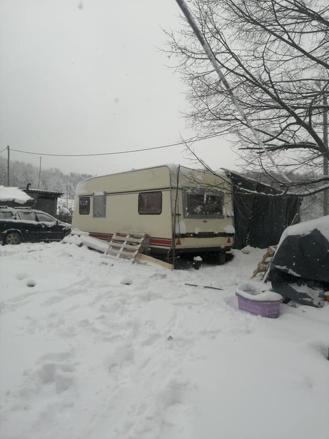 Rada i njezin boleesni suprug Vlado sada žive u ovoj kamp kućici/Foto: Udruga Jedni za druge Općina Sirač