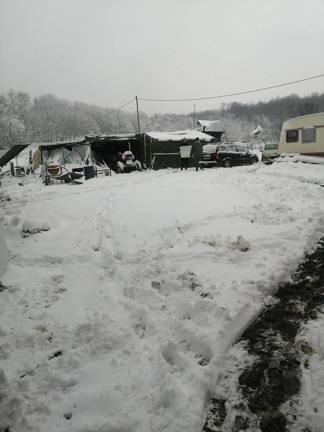 Dvorište u kojem sada u kamp kućici spavaju Rada i Vlado Matijašević/Foto: Udruga Jedni za druge Općina Sirač