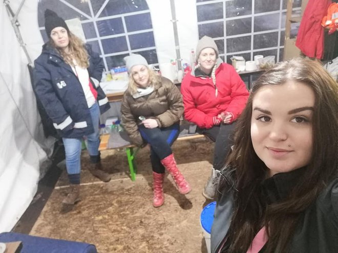 Nensi Rendić s kolegicama volonterkama u šatoru u centru Gline/Foto: Udruga Jedni za druge Općina Sirač
