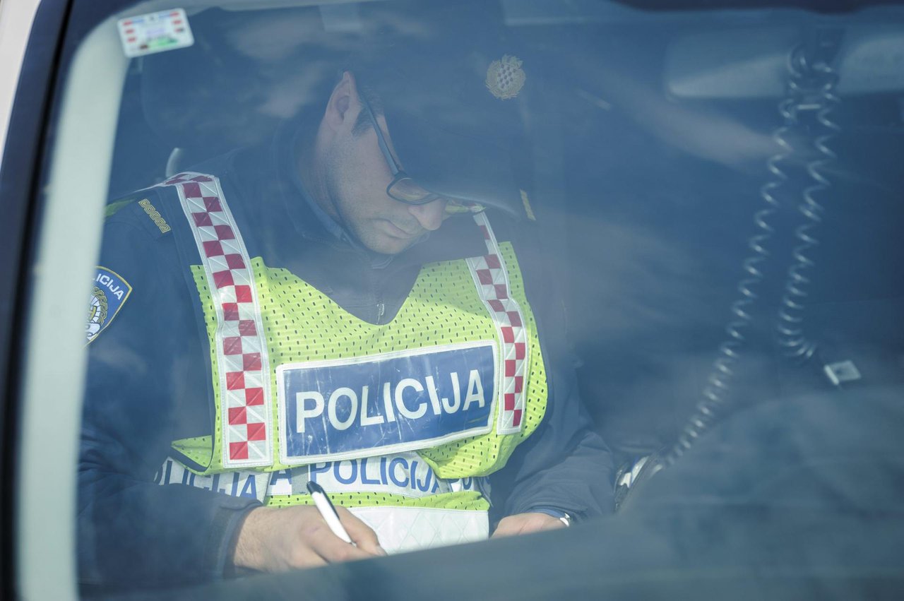 Fotografija: Policajci su muškarcima uzeli podatke i zamolili ih da se udalje/ Foto: Nikša Stipaničev/CROPIX (ilustracija)