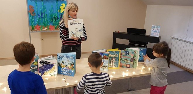 Knjižničarku Danijelu Marić djeca naprosto obožavaju/Foto: Pučka knjižnica i čitaonica Daruvar