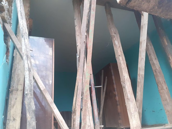 Brojni potporni stupovi privremeno štite kuću od potpunog urušavanja/Foto: Općina Đulovac