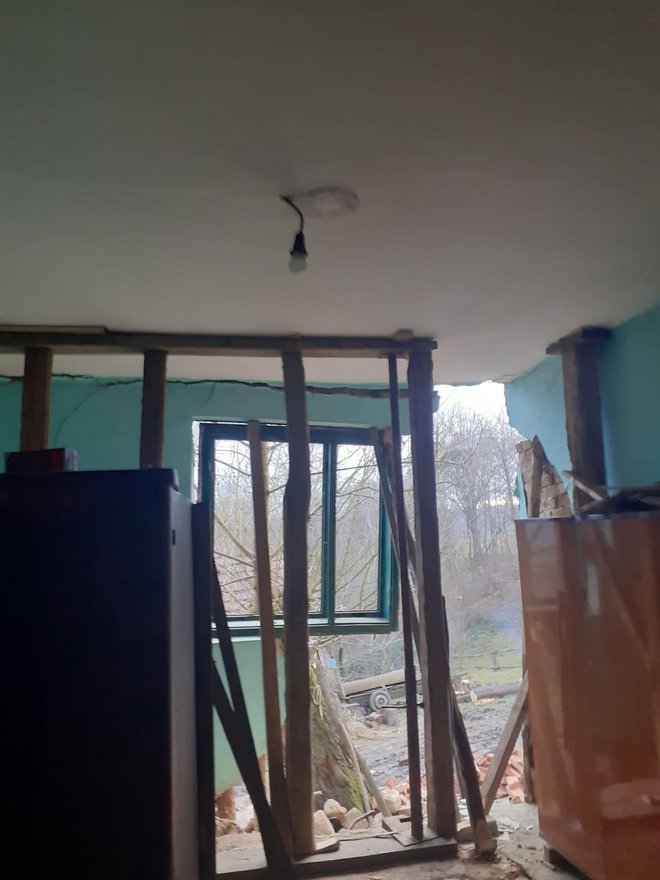 Oštećene stropove poduprli su s gredama kako se ne bi urušili/Foto: Općina Đulovac
