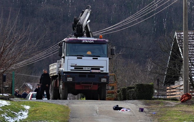 Kamion HEP-a i tragovi pružanja prve pomoći na cesti ispred njega/Foto: MojPortal.hr/Nikica Puhalo