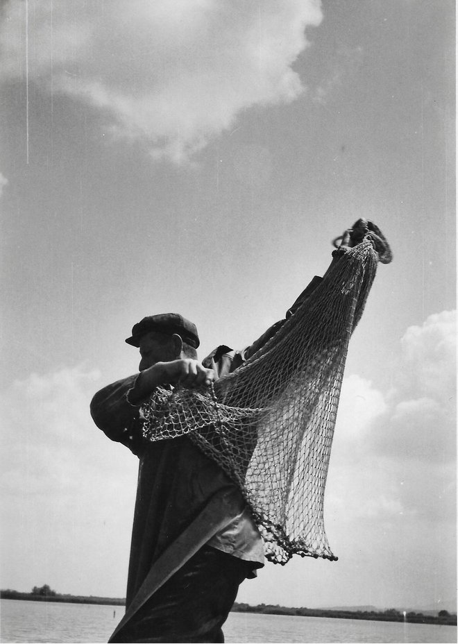 Život na ribnjacima bio je zahvalna tema fotografima, pa na poleđini fotografija nalazimo žigove svih daruvarskih i grubišnopoljskih topografskih radnji / Foto: arhiv Ribnjačarstva