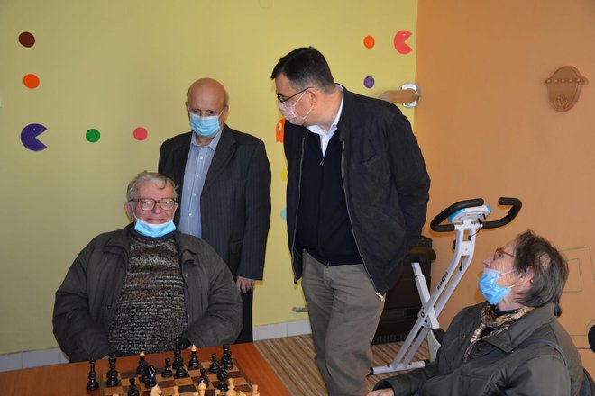 Župan Damir Bajs iskoristio je ovaj posjat kako bi malo i porazgovarao s umirovljenicima/Foto:BBŽ