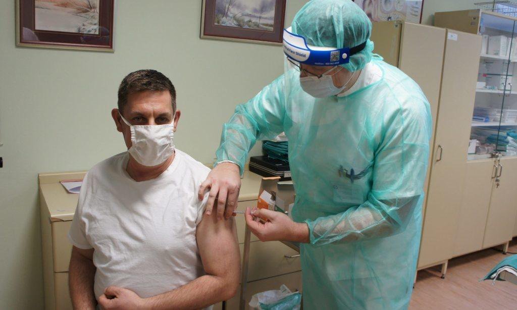 Fotografija: Pedijatar iz pakračke bolnice Nenad Peić htio se javno cijepiti kako bi kao zdravstveni stručnjak poslao svima poruku o nužnosti cijepljenja/Foto: Pakrački list