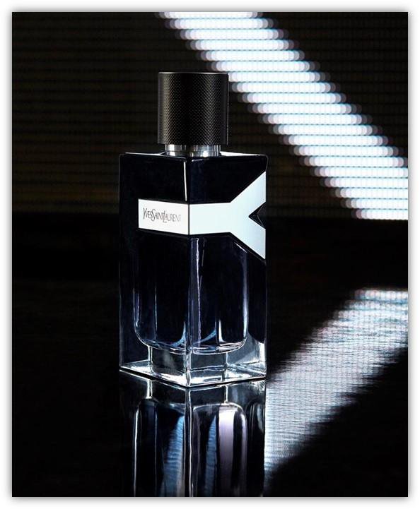 Y Le parfum, YSL Beautéa pomiče granice muških mirisa istraživanjem intenzivnih doza čistog i seksipilnog fougèrea. Kombinirajući intenzivnu lavandu sa snagom crnog cedra, ovaj potpuno drugačiji parfem iz linije Y odražava snagu i odvažnost mirisa