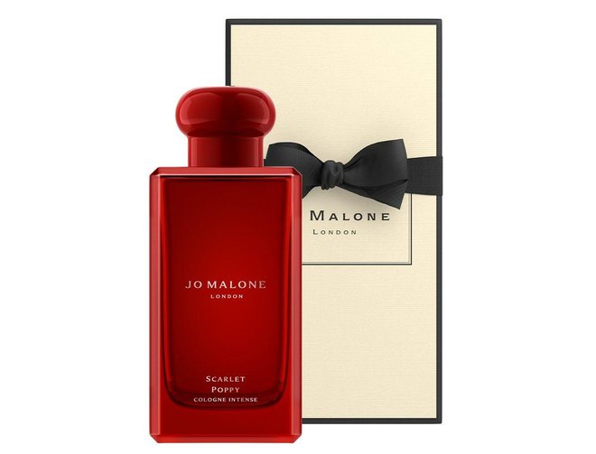 Poznati britanski mirisni & lifestyle brand Jo Malone London kreirao je novu mirisnu poslasticu pod nazivom Scarlet Poppy, cvjetno orijentalni miris koji dolazi iz Cologne Intense kolekcije. Ovaj raskošan miris inspiriran je ekstravagantnim egzotičnim cvijetom i naglašen baršunastom notom irisa. Ječam i zrna tonke pružaju duplu dozu topline i slatkoće, uz gurmanski akord smokve