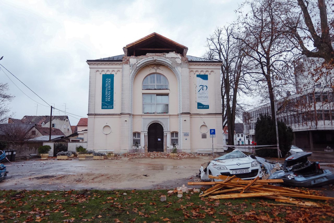 Fotografija: Glazbena škola Frana Lhotke u Sisku u potresu je pretrpjela brojna oštećenja/Foto: Marko Todorov/CROPIX