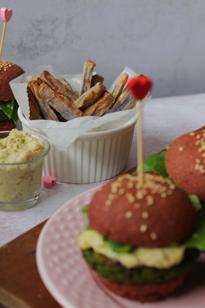Domaći pomfit od plavog krumpira savršen su prilog za ove šarene burgere/Foto: Martina Klobučar