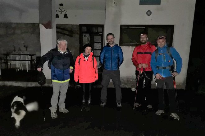 Noćna ekipa ispred planinarskog doma/Foto: Boris Budinjaš
