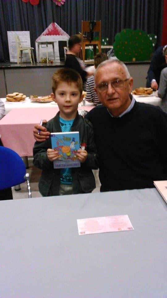 Tada 5-godišnji Ivan Nehvatal i njegov književni idol Pavao Pavličić/Foto:Privatni album