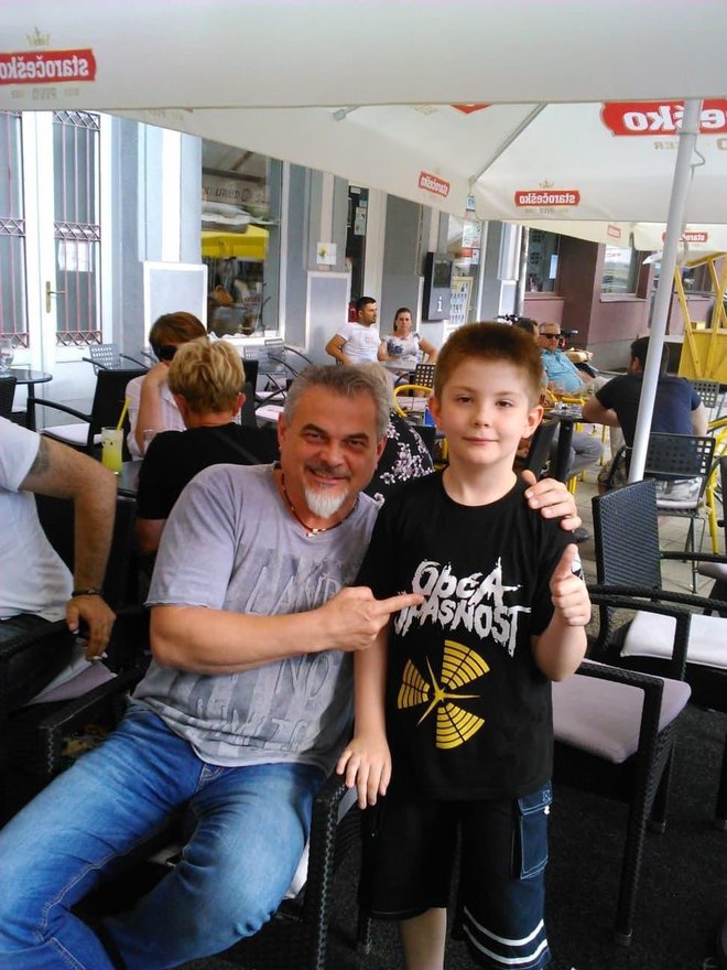 Ivan Nehvatal sa svojim idolom Perom Galićem iz Opće opasnosti 2017. godine u Daruvaru/Foto: Privatni album
