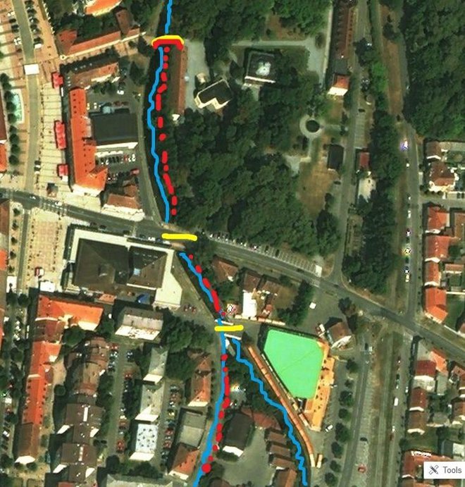 Pero pada u Toplicu na glavnom mostu (prva žuta crta), nakon željeznog mosta (druga žuta) zapinje kod šlajsa (treća žuta oznaka) te biva odnesen u mlinski kanal (plavi odvojak) i "izlovljen" u današnjoj Mihanovićevoj ulici – Google kaže da ga je voda nosila ukupno 270 metara… Impresivno ovako oživotvoreno na karti, zar ne... Foto: Google Maps