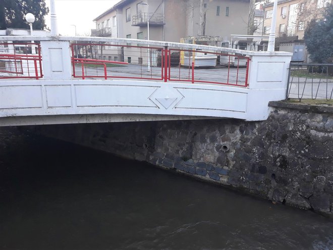 Tu negdje, ispod današnjeg mosta za tržnicu, bio je šlajs koji je odvodio vodu u kanal prema Vašatkovom mlinu/Foto: Vlatka Daněk